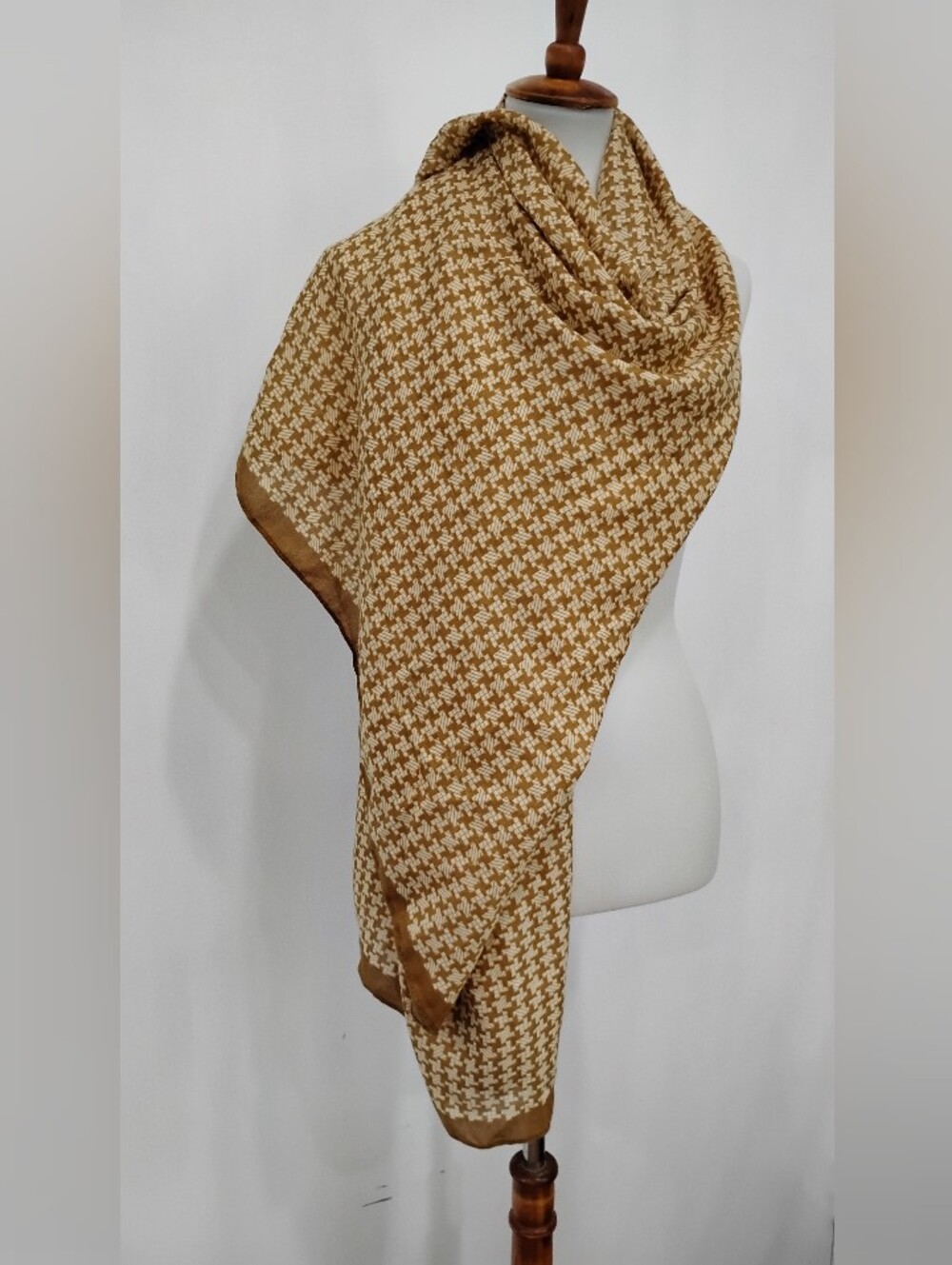 TAN AND CREAM HOUNDSTOOTH WRAP